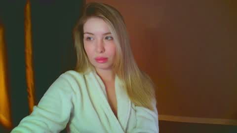 Snapshot of mia_fleur_ chatting on 12/12/24, 10:52 Mia online show from 12/12/24, 10:52