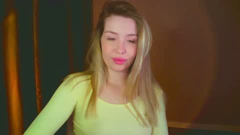 Snapshot of mia_fleur_ chatting on 12/13/24, 10:45 Mia online show from 12/13/24, 10:45