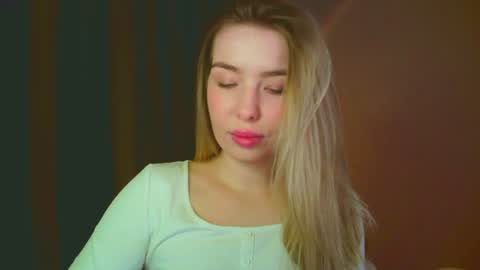 Snapshot of mia_fleur_ chatting on 01/07/25, 05:33 Mia online show from 01/07/25, 05:33