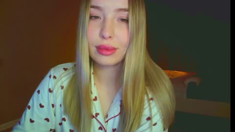 Snapshot of mia_fleur_ chatting on 01/27/25, 11:00 Mia online show from 01/27/25, 11:00