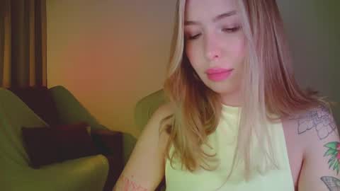 Snapshot of mia_fleur_ chatting on 05/19/26, 10:16 Mia online show from 05/19/26, 10:16