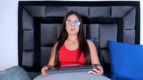 Snapshot of mia_fox3 chatting on 09/18/25, 12:18 mia fox online show from 09/18/25, 12:18