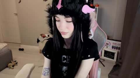 Snapshot of mia_gothh chatting on 11/28/25, 03:14 MIA HELP ME REACH 100 LIKES online show from 11/28/25, 03:14