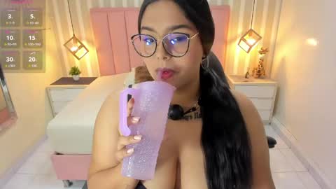 Snapshot of mia_jons20 chatting on 04/17/26, 12:19 Naomi online show from 04/17/26, 12:19
