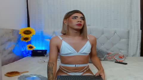 Mia online show from 07/12/26, 01:51