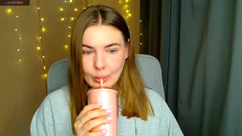 mia_lemm online show from 11/19/25, 09:09