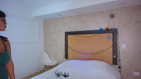 MIALOPEZ      .     Y      .      online show from 11/01/25, 10:45