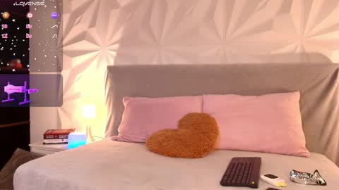 Snapshot of mia_lou_ chatting on 10/23/25, 08:29 Mia online show from 10/23/25, 08:29