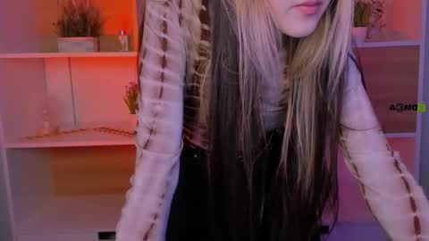 mia_moah online show from 10/14/25, 09:04