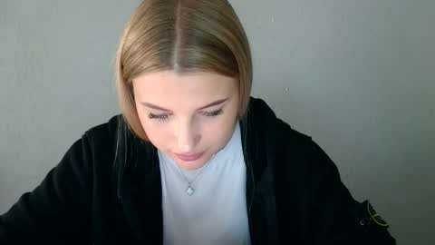 Mia online show from 09/11/25, 10:48