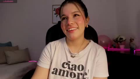 Snapshot of mia_moralez chatting on 11/12/25, 01:00 MIA online show from 11/12/25, 01:00