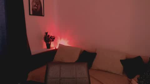 Mia online show from 07/28/26, 12:48