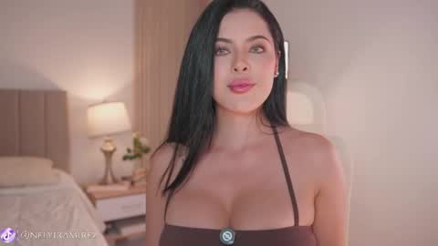 Snapshot of mia_paulina chatting on 03/25/26, 04:07 Instagram Nelyiramirez online show from 03/25/26, 04:07