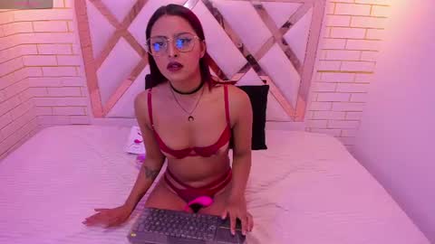 Snapshot of mia_petite18 chatting on 07/09/26, 01:31 mia_petite18 online show from 07/09/26, 01:31