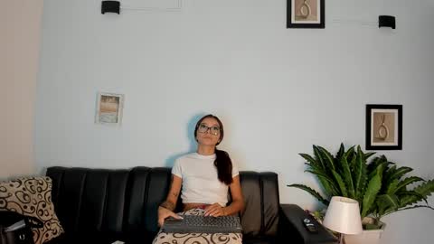 Snapshot of mia_petite72 chatting on 11/16/25, 10:26 mia_petite72 online show from 11/16/25, 10:26