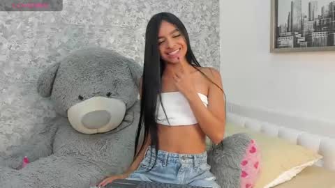 Snapshot of mia_petithe chatting on 05/05/26, 03:03 Mia online show from 05/05/26, 03:03