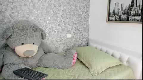 Snapshot of mia_petithe chatting on 05/27/26, 02:41 Mia online show from 05/27/26, 02:41