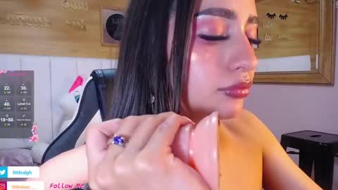 Snapshot of mia_ponce_a chatting on 10/09/25, 01:03 MIA online show from 10/09/25, 01:03