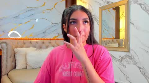 Snapshot of mia_russell_ chatting on 09/19/25, 07:58 Mia online show from 09/19/25, 07:58