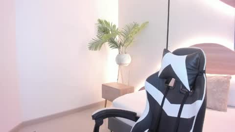 M I A online show from 06/04/26, 02:39