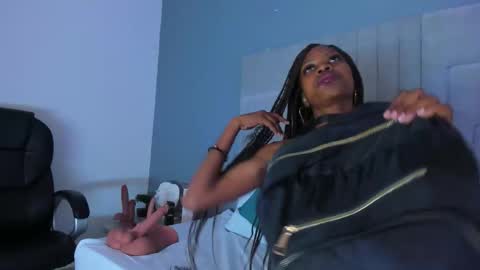 Snapshot of mia_smith_x chatting on 10/18/25, 07:36 mia_smith_x online show from 10/18/25, 07:36