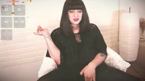 Snapshot of mia_wallase chatting on 11/23/25, 05:40 mia_wallase online show from 11/23/25, 05:40