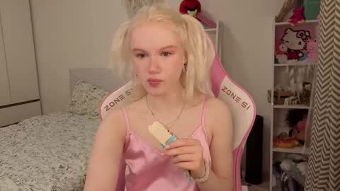 Snapshot of mia_waterlily chatting on 03/15/26, 03:12 Mia online show from 03/15/26, 03:12