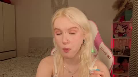 Snapshot of mia_waterlily chatting on 03/17/26, 03:11 Mia online show from 03/17/26, 03:11