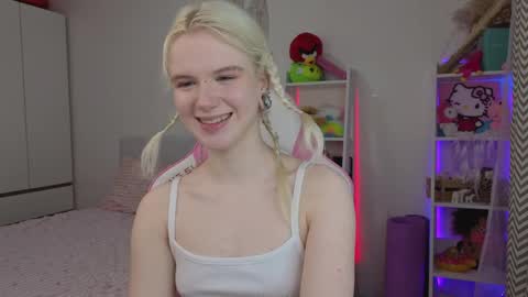 Snapshot of mia_waterlily chatting on 04/07/26, 03:29 Mia online show from 04/07/26, 03:29