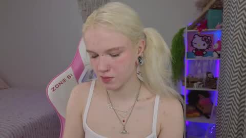 Snapshot of mia_waterlily chatting on 04/14/26, 03:23 Mia online show from 04/14/26, 03:23