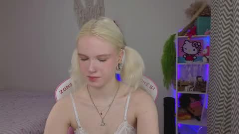 Snapshot of mia_waterlily chatting on 04/15/26, 03:24 Mia online show from 04/15/26, 03:24