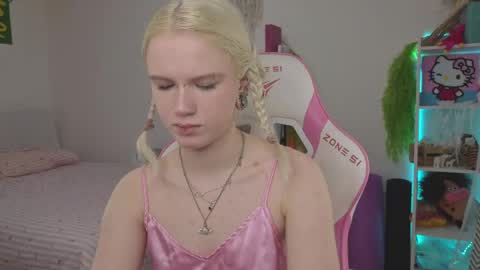 Snapshot of mia_waterlily chatting on 04/17/26, 03:31 Mia online show from 04/17/26, 03:31