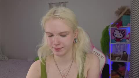 Snapshot of mia_waterlily chatting on 04/22/26, 03:09 Mia online show from 04/22/26, 03:09