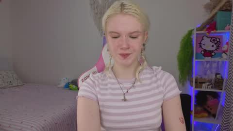 Snapshot of mia_waterlily chatting on 04/26/26, 03:37 Mia online show from 04/26/26, 03:37