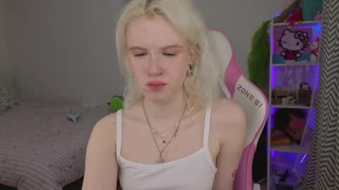 Snapshot of mia_waterlily chatting on 04/27/26, 03:26 Mia online show from 04/27/26, 03:26