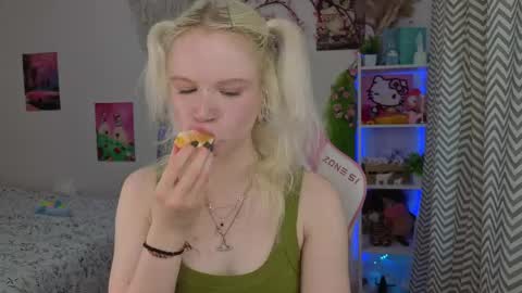 Snapshot of mia_waterlily chatting on 05/09/26, 03:34 Mia online show from 05/09/26, 03:34