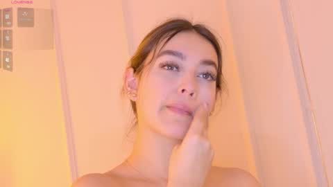 Mia White  online show from 05/06/26, 01:16