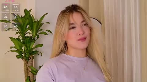 Snapshot of mia_white11 chatting on 06/30/26, 03:35 Mia White online show from 06/30/26, 03:35