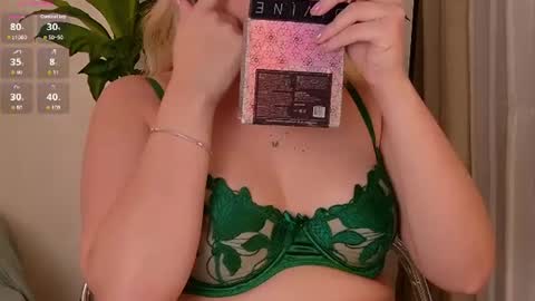 Snapshot of mia_white11 chatting on 07/27/26, 04:03 Mia White online show from 07/27/26, 04:03