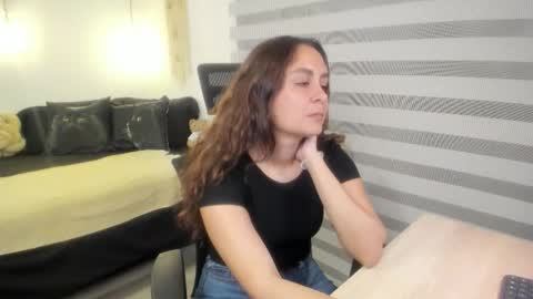 Mia   online show from 11/10/25, 10:42