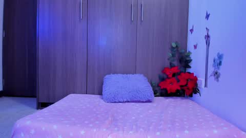 mia  nicolle online show from 12/10/24, 01:22