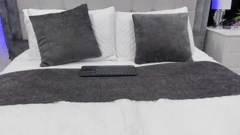 miaa_cooper_ online show from 09/10/25, 11:32
