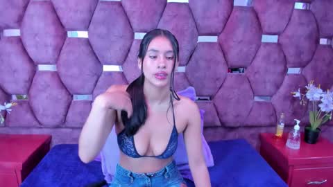 Snapshot of miaa_davis_ chatting on 12/19/25, 03:02 miaa_davis_ online show from 12/19/25, 03:02