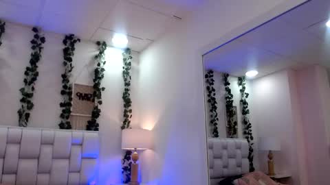 Mia online show from 06/06/26, 11:26