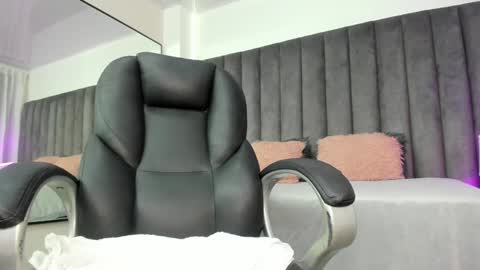 Mia online show from 01/22/25, 05:59