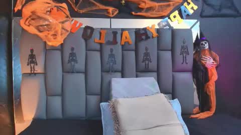 Mia online show from 10/20/25, 12:05