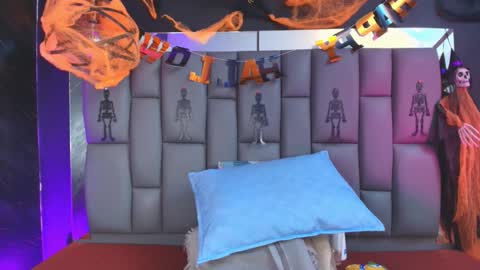 Mia online show from 10/24/25, 12:01