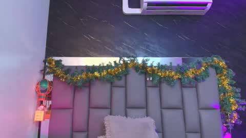 Mia online show from 12/04/25, 12:03