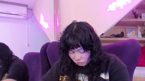 Snapshot of miaamane chatting on 11/15/25, 03:26 Mia online show from 11/15/25, 03:26