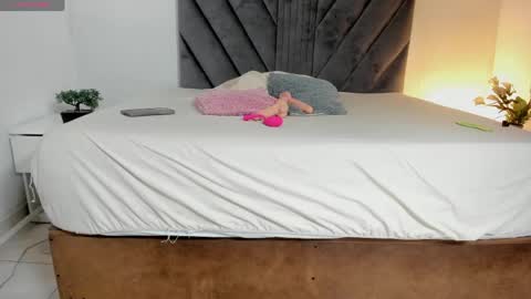miaatorres_ online show from 06/09/26, 12:06
